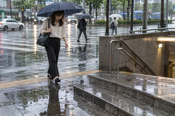 외출할 때는 날씨보다 길과 바닥을 함께 보셔야 합니다 관련 AI 생성 예시 이미지