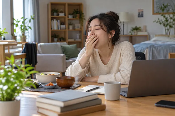 낮잠이 꼭 필요한지와 피로의 원인을 함께 살펴보세요 관련 AI 생성 예시 이미지